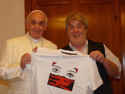 El Papa y Gustavo Vera con uno de los nuevos diseÃ±os de remeras