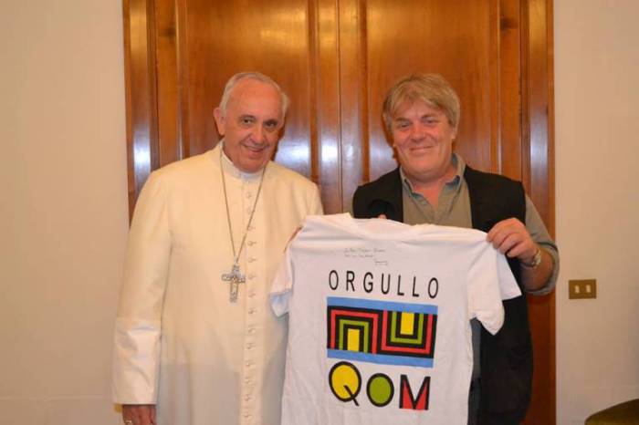 El Papa apoyando a la marca Q'om
