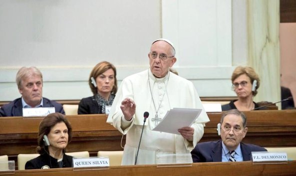 El Papa Francisco detrás Gustavo Vera